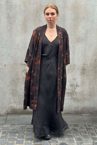NICOLA SCREEN kimono coat floral mud silk | black floral